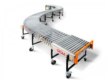 Transportador de rodillos flexible y extensible de la marca OCM, configurado en forma de S con ruedas giratorias y soportes ajustables